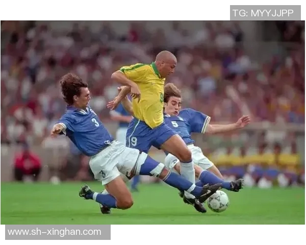 足球巨星的日常生活揭秘 从训练场到私人时光 了解他们的真实一面